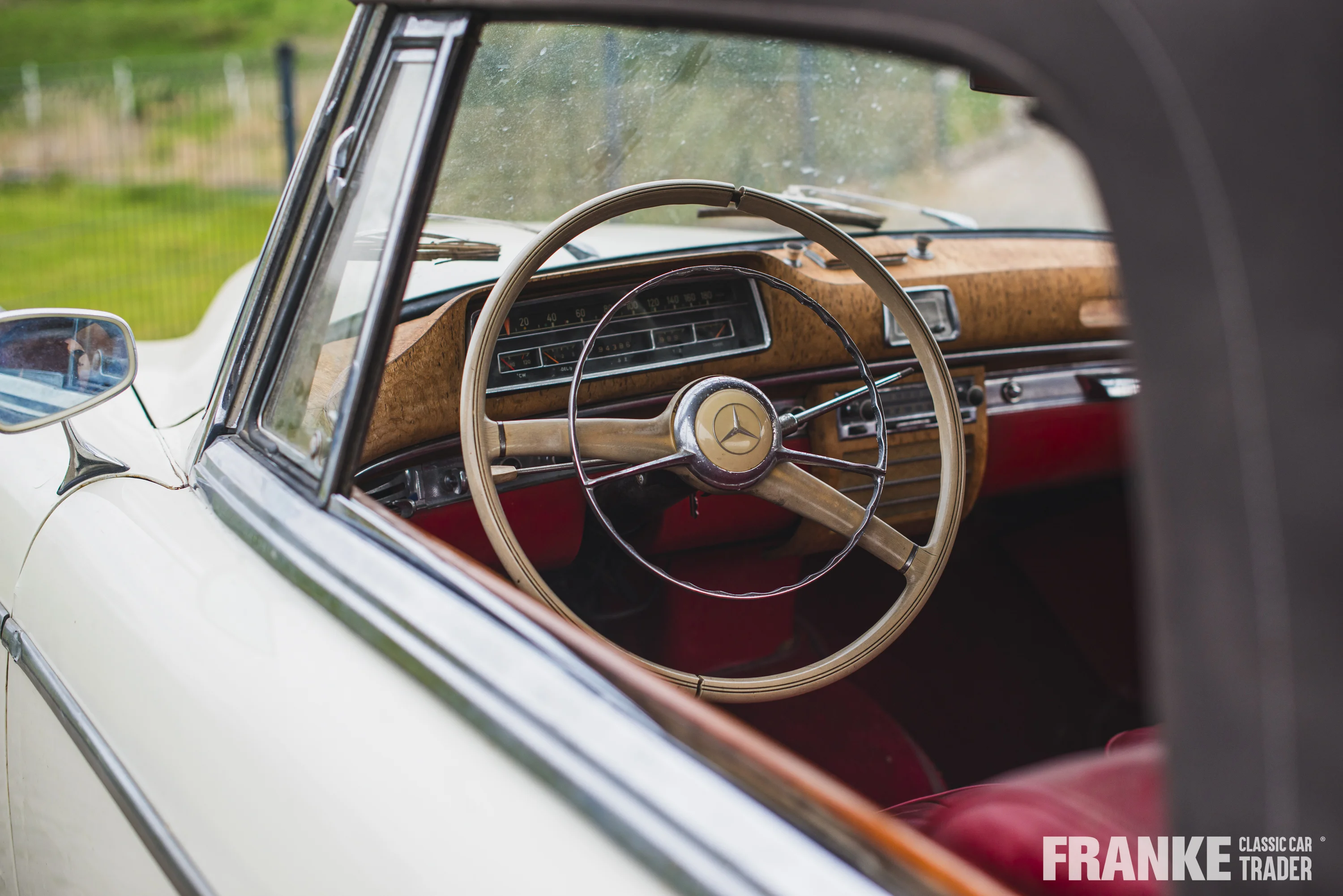Mercedes-Benz 220 S Cabriolet - 13 mercedes 220 s cabrio beige3840 - 1-2024